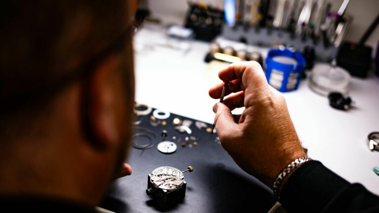 Horloger qui fait la révision d'une montre automatique
