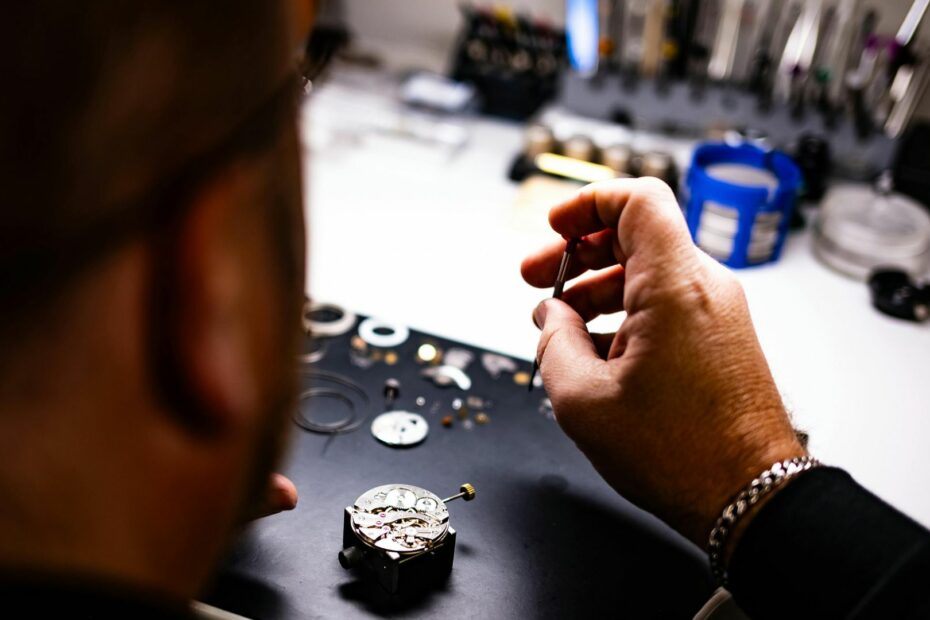 Horloger qui fait la révision d'une montre automatique