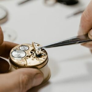 Révision d'une montre automatique par un horloger