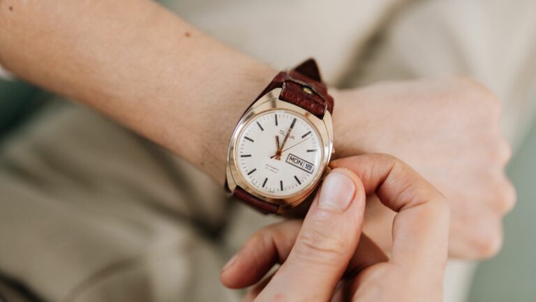 Montre entrain d'être remontée à l'aide de la couronne