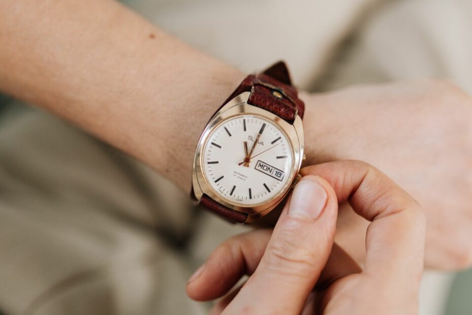 Montre entrain d'être remontée à l'aide de la couronne